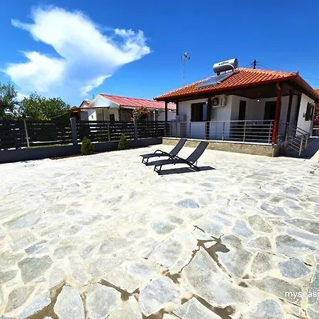 Summertime Just 90meters From The Sea! Feriehus *