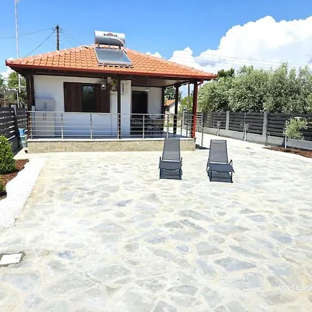 Summertime Just 90meters From The Sea! Feriehus *